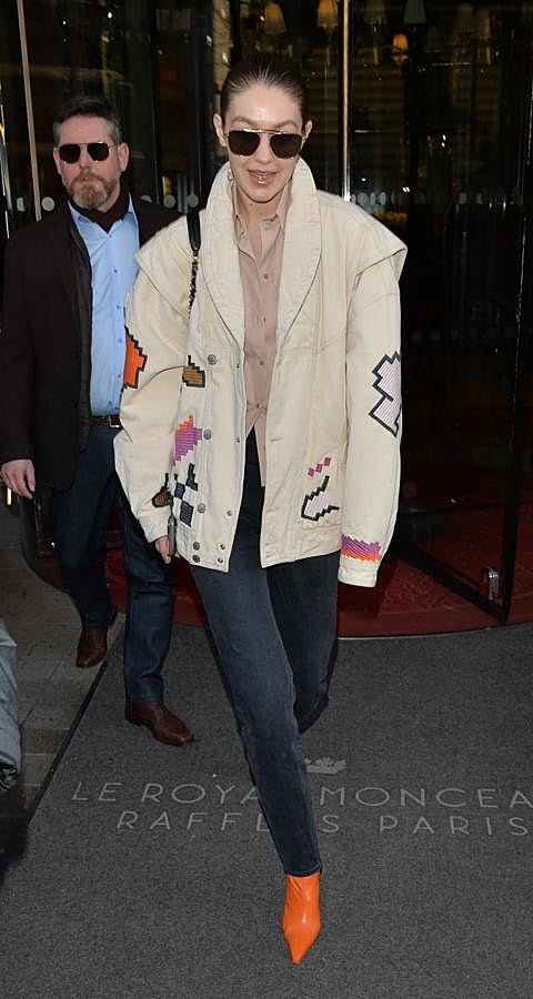 Vaqueros y chaqueta étnica oversize en beige con bordados de colores.