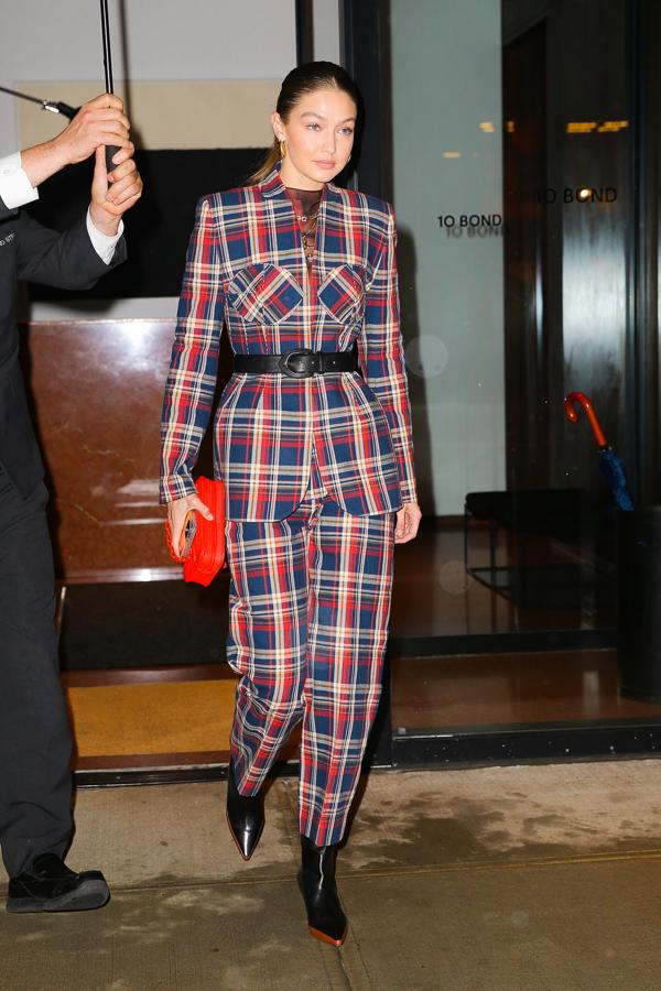 Los trajes son, evidentemente, su outfit favorito. Este de cuadros con detalles rompedores nos encanta.