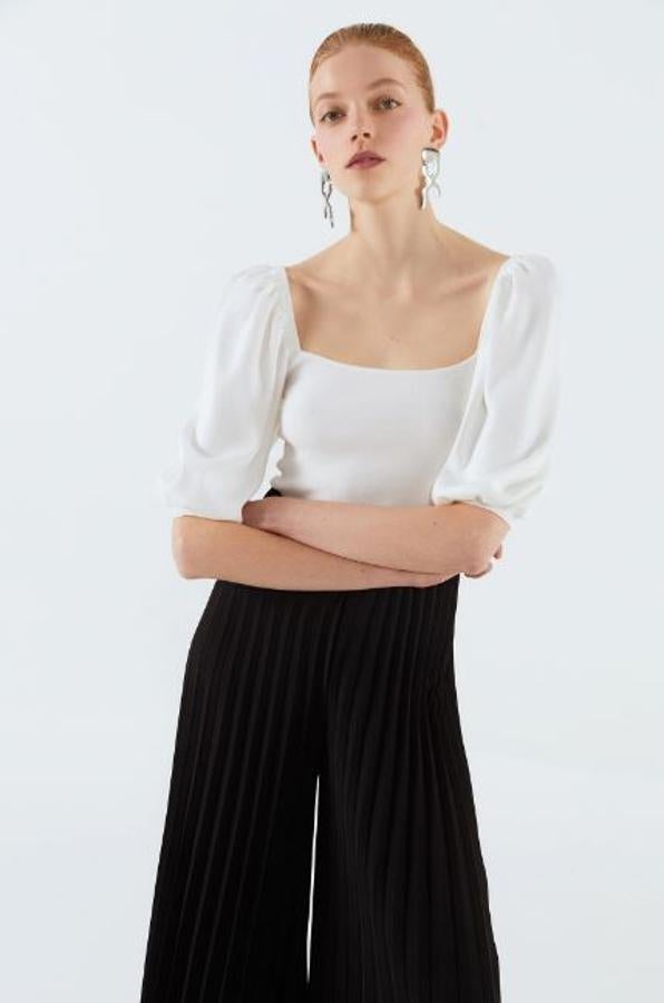 Jersey de canalé en color blanco y mangas abullonadas, de Sfera (12,55 euros).