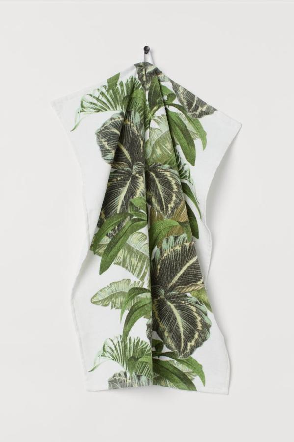 Toalla de estampado tropical, (4,99 euros).
