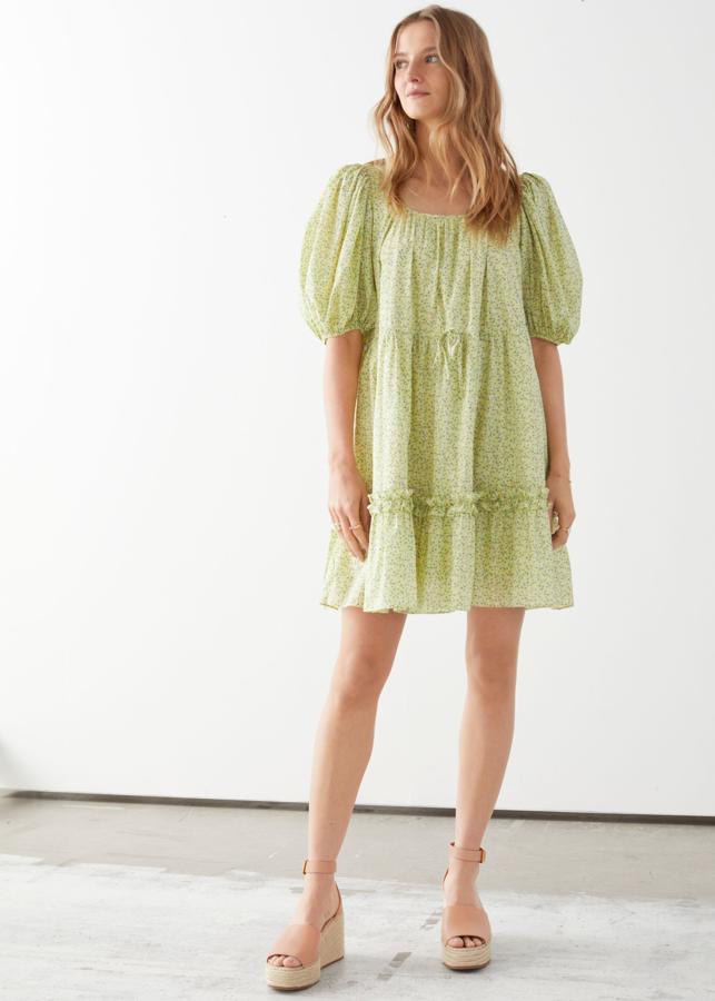 Vestido verde de gasa con volumen y lazada central ajustable (89 euros).