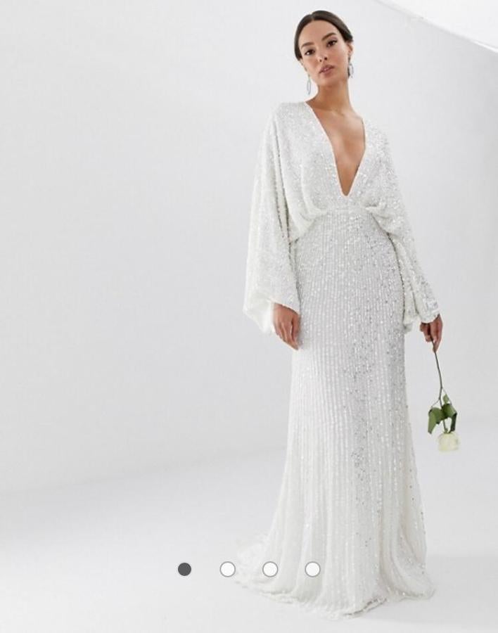 Vestido de novia de lentejuelas con mangas estilo kimono de ASOS EDITION (269,99 euros), disponible  aquí .