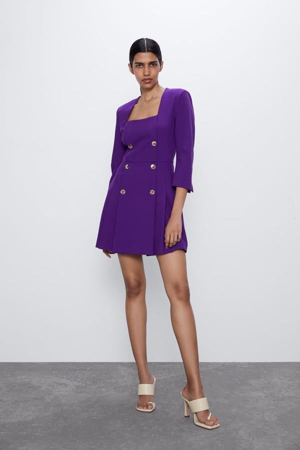 Vestido blazer morado con botones y falda plisada, de Zara (49,95 euros).
