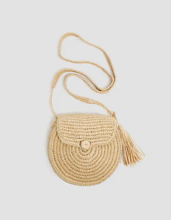 Para aquellas que no pueden renunciar al diseño más práctico incluso en los días más calurosos, Pull&Bear ha lanzado este bolso tipo bandolera en color beige fabricado con papel. Con detalle de asa larga y borlón de flecos, cuesta 17,99 euros.