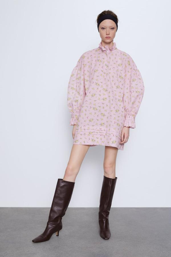 Con cuello subido y manga larga acabada en volante, este vestido rosa de Zara con flores amarillas tiene el bajo acabado en pliegues. De 39,95 euros ha pasado a costar 19,99 euros y está disponible entre las tallas S y XL.