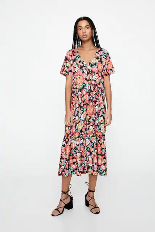 Entre nuestros favoritos, por su vistosidad y por su apariencia confortable, está este vestido negro de Pull&Bear con flores en tonos anaranjados y turquesa. Cuesta 19,99 euros y está disponible entre las tallas XS y XL.