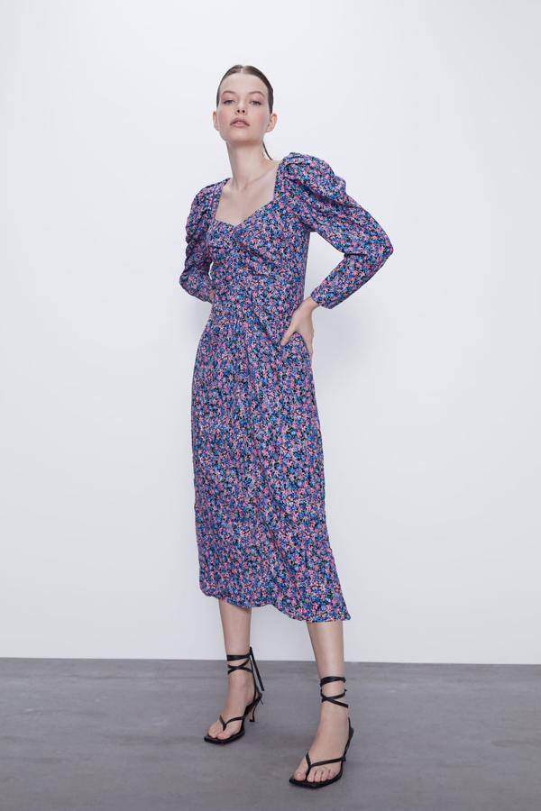 Con escote de pico y manga por debajo del codo abullonada en el hombro, este vestido de Zara con abertura trasera en el bajo pertenece a la colección sostenible de Inditex. En tonos azules, rosas y lilas, tiene un bonito detalle de frunces en el frontal. Costaba 39,95 euros y ahora está disponible por 19,99 euros entre las tallas XS y XXL.