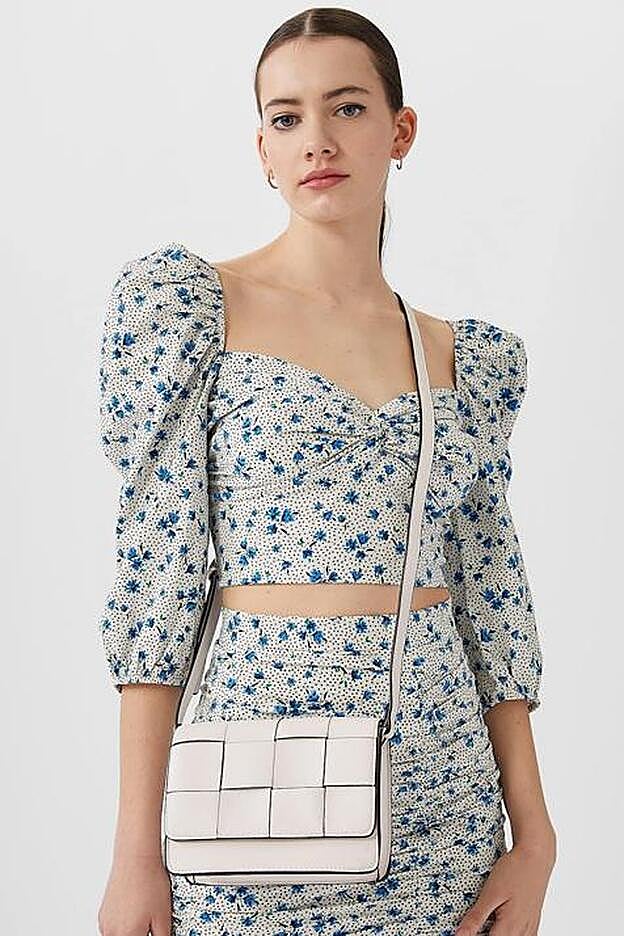 El bolso de Stradivarius es un clon del bolso de moda en el street style: el Padded Casette de Bottega Veneta.