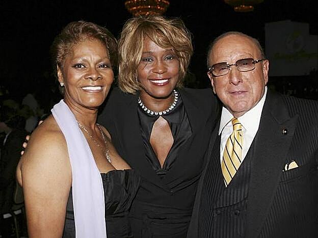 Whitney Houston, con Dionne Warwick (izquierda) y Clive Davis, en una imagen de 2006.