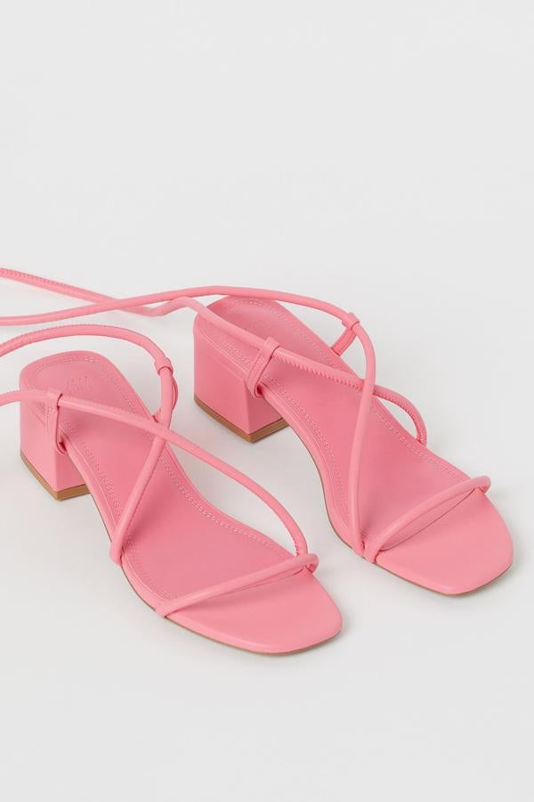 Con tiras redondeadas y en rosa chicle, de H&M (29,99 euros):