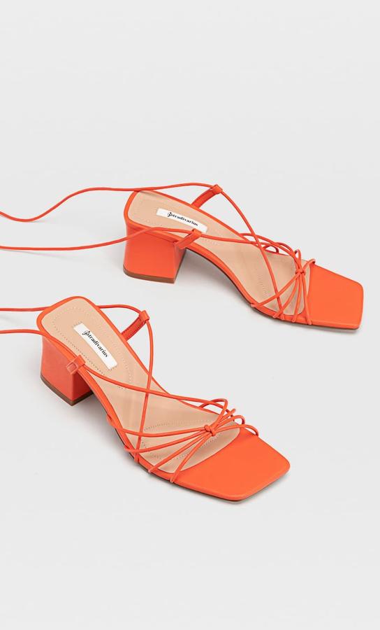 De múltiples tiras y tacón medio, de Stradivarius (25,99 euros).