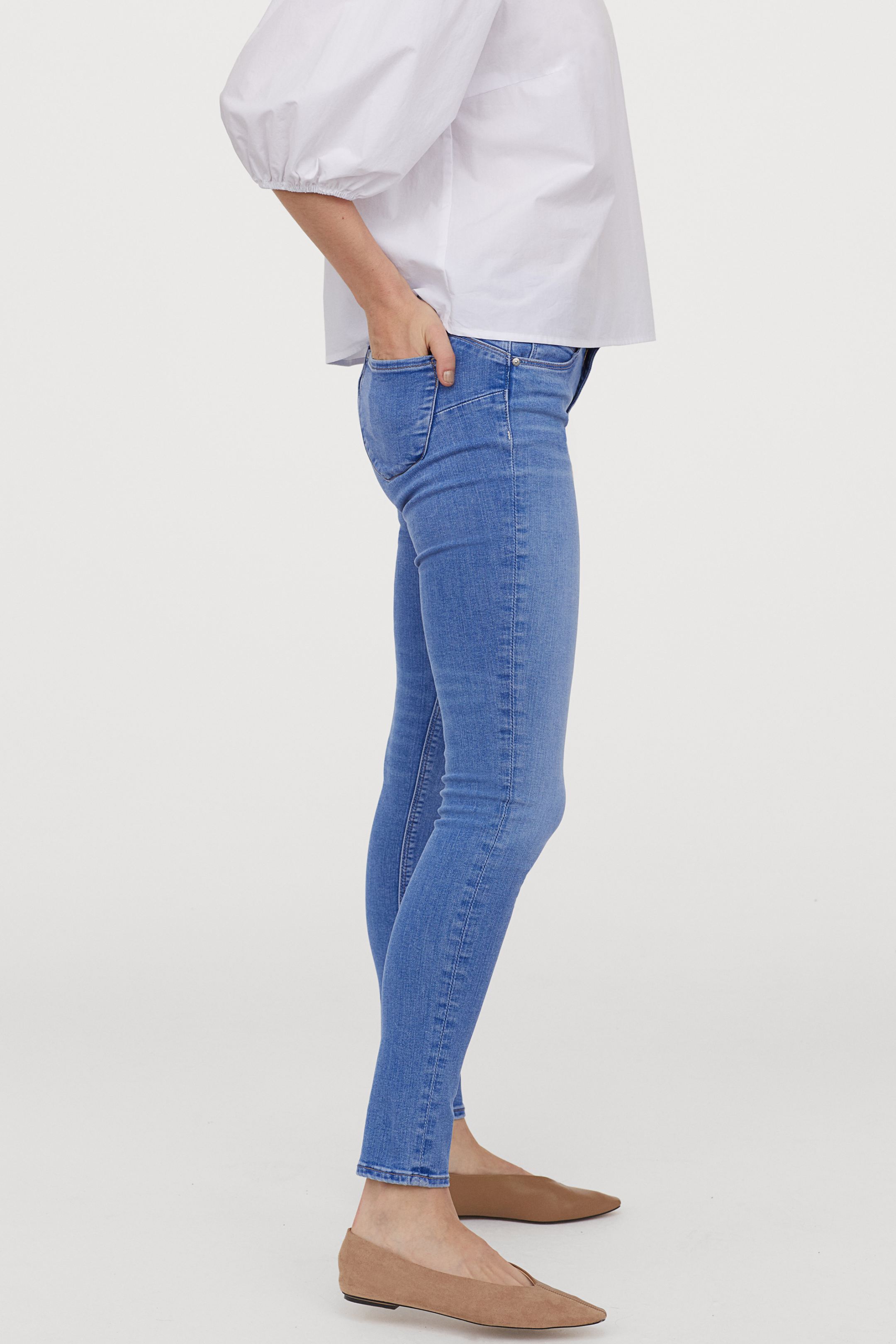 De nuevo los vaqueros estrechos ganan la partida con la versión jegging que propone H&M. Llevarlos con bailarinas como propone la firma sueca será tu nuevo vicio. (24,99 euros).