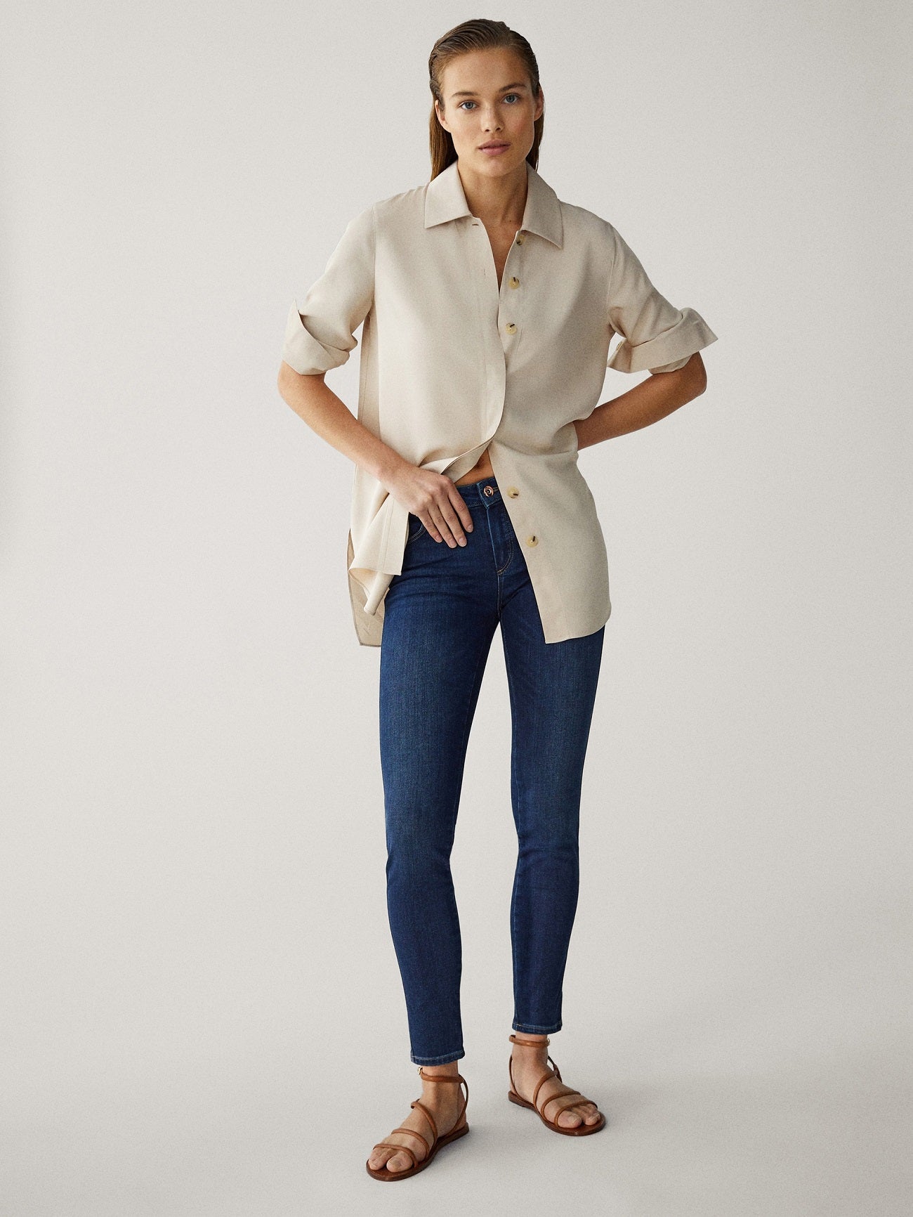 Si no pensabas ver unos clásicos pitillos en esta selección, tenemos que llevarte la contraria. No hay nada como unos skinny elásticos que se adaptan a la silueta para hacer de segunda piel. ¡No los notarás si eliges bien tu talla! (39,95 euros).