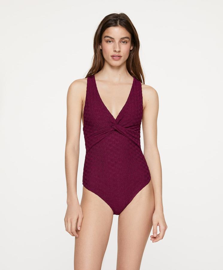 Bañador morado oscuro con nudo en la zona del pecho, de Oysho, (22,99 euros).
