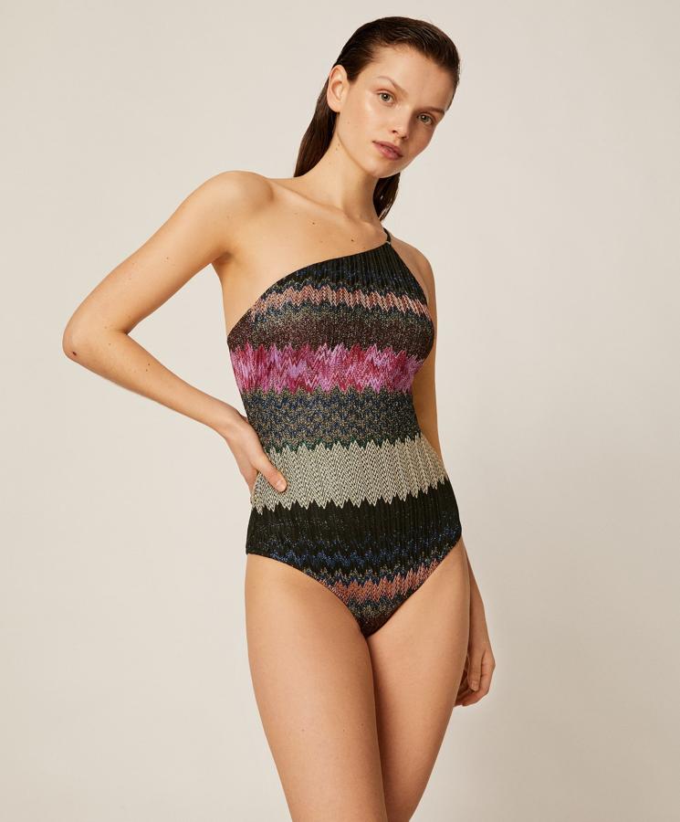 Bañador con estampado estilo crochet asimétrico, de Oysho, (35,99 euros).
