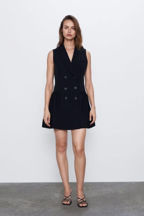 Mini vestido cruzado con botones, de Zara, (39,95 euros).