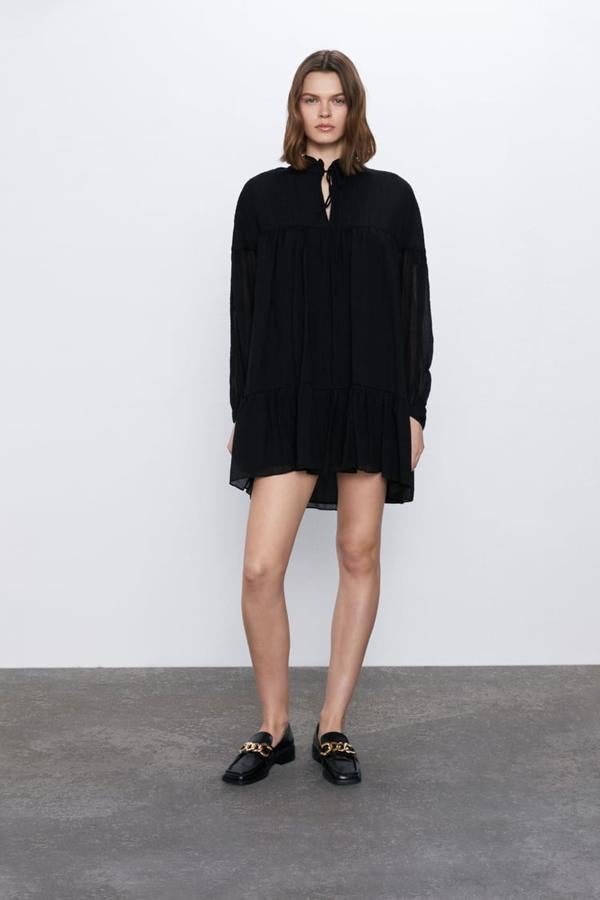 Vestido atado en el cuello de estilo barroco, de Zara, (15,99 euros).