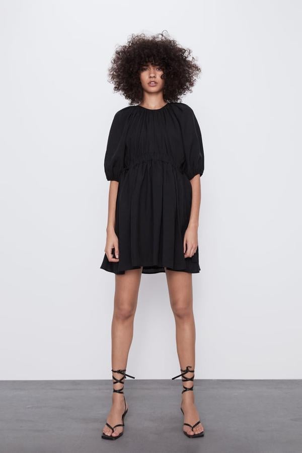 Mini vestido con mangas abullonadas, de Zara, (29,99 euros).