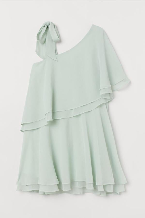 Vestido de gasa con volantes de H&M, (24,99 euros).