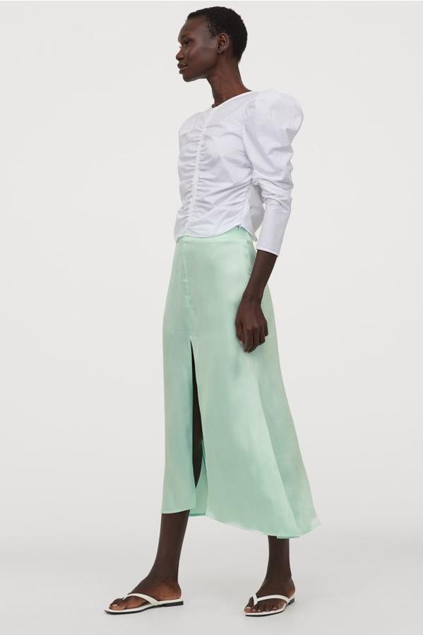 Falda midi de satén con abertura de H&M, (39,99 euros).