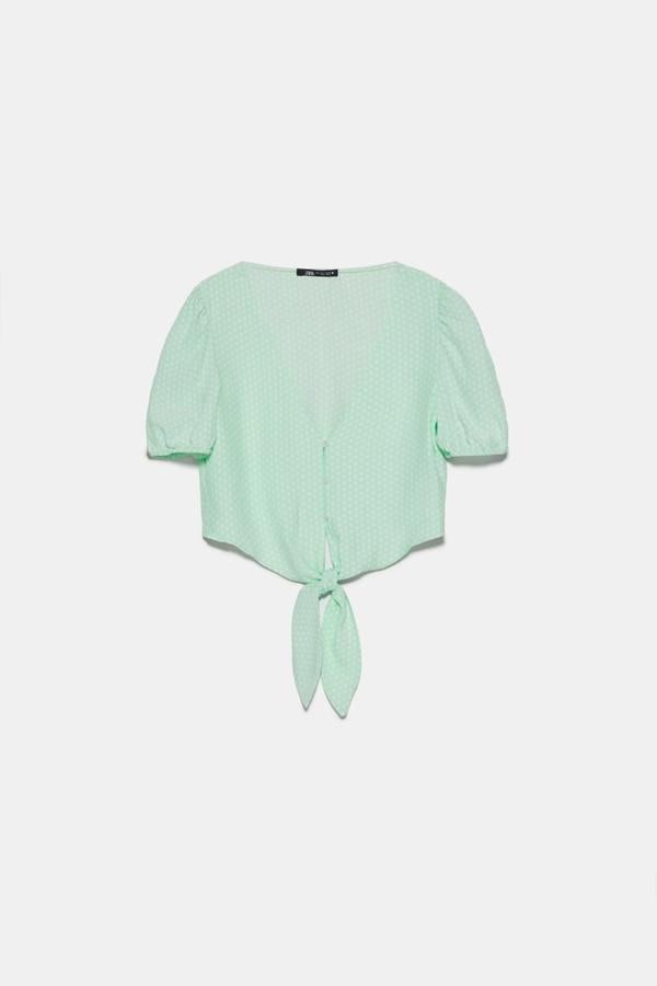 Top de manga corta en verde menta, de Zara, (19,99 euros).