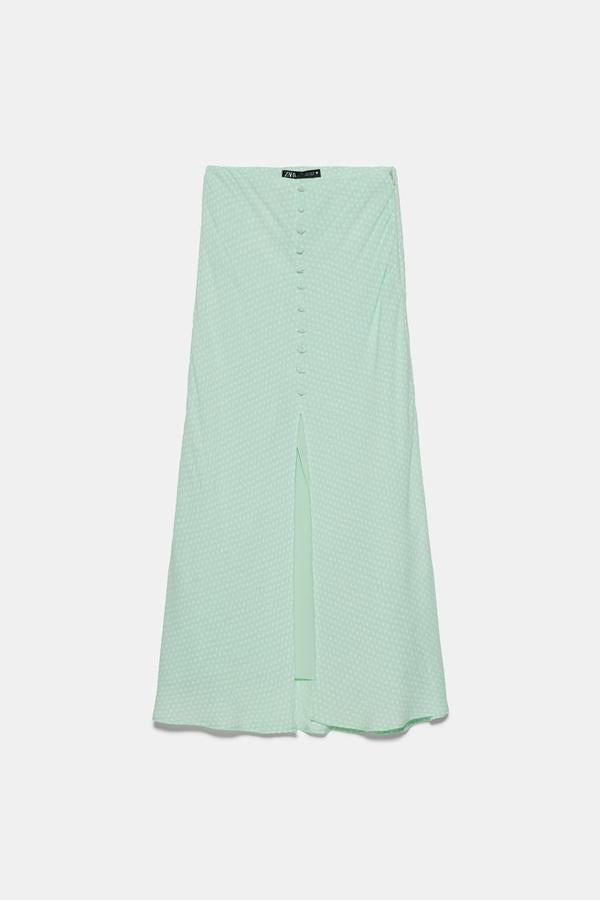 Falda midi con lunares en verde menta, de Zara, (29,95 euros).