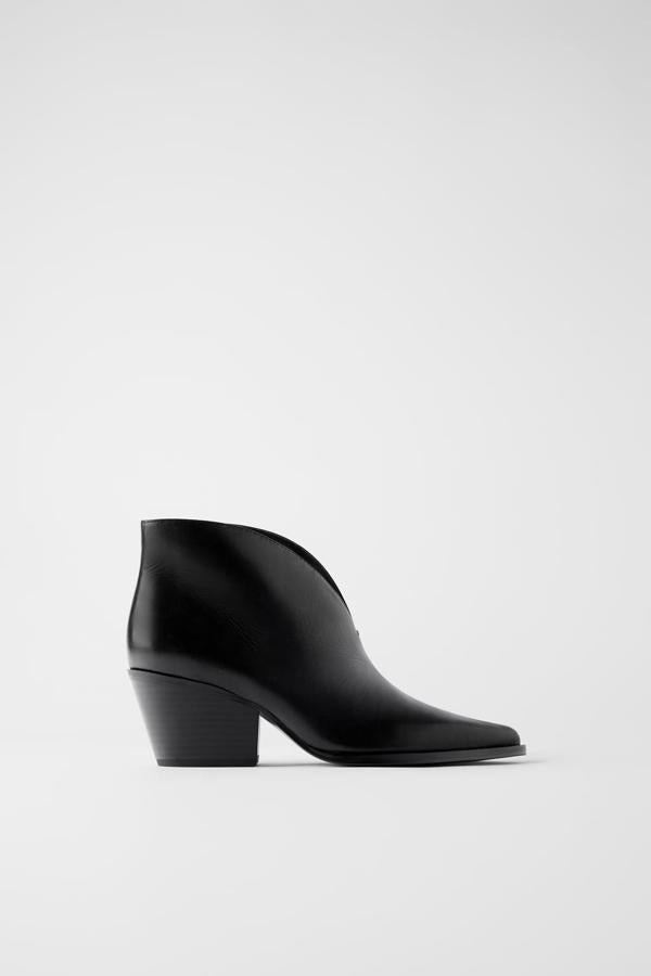 En color negro y tacón cowboy, estos botines vienen con corte de piel con escote en V. De 59,95 euros han pasado a 29,99 euros y están disponibles entre los números 35 y 41.