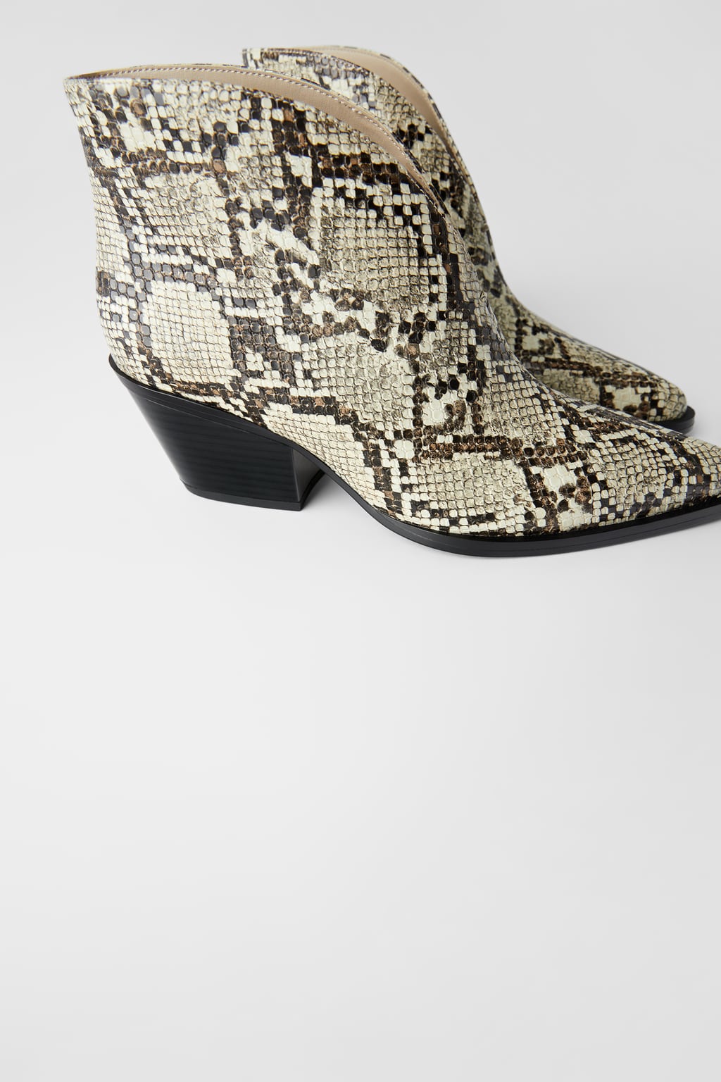 El estampado animal no podía faltar en esta selección y en este caso han apostado por el color serpiente. Con escote en V en la parte delantera, acabado en punta y tacón cowboy, han pasado de 49,95 euros a 29,99 euros. Están disponibles entre los números 35 y 42.