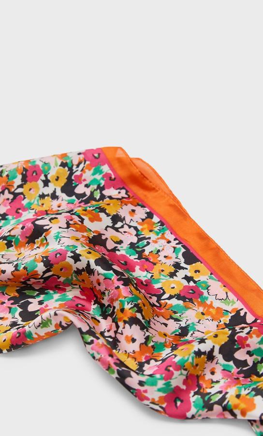 Otra propuesta con estampado florido es esta de Stradivarius en la que el naranja es el color estrella. Costaba 5,99 euros y ahora podemos comprarlo por 2,99 euros. El blanco sigue siendo el mejor compañero de estos tonos, y el tono estrella de la primavera.