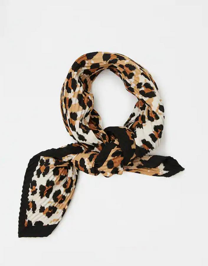 Tus jeans van a agradecer este pañuelo plisado estampado de Pull&Bear. Cuesta 7,99 euros.