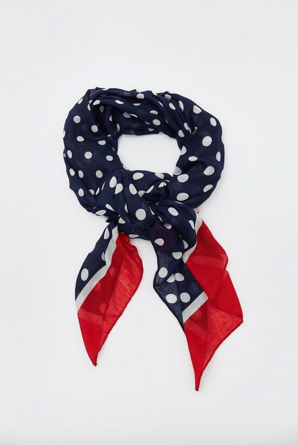 El estampado estrella de la primavera no podía faltar en esta selección. Este es de Sfera, y tiene el fondo azul con lunares blancos y ribete rojo. Otra propuesta de aires marineros que costaba 11,99 euros y ahora podemos comprar por 8,35 euros.