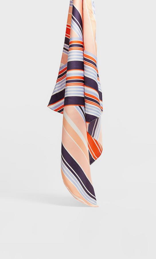 Con diseño de rayas en tonos azules y naranjas, esta bandana de Stradivarius costaba 5,99 euros y ahora podemos comprarla por 2,99 euros. Para darle un toque marino a tus estilismos.