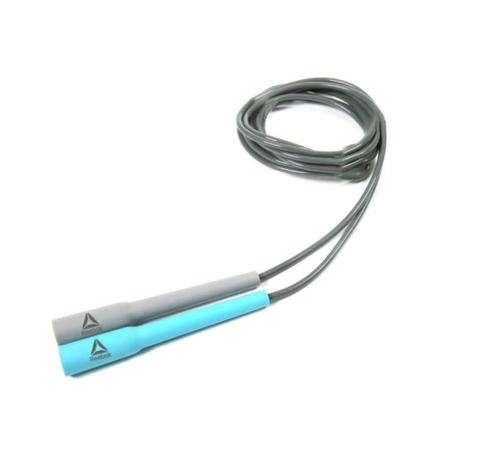 Se trata de una  comba de velocidad  que nos ayuda a mejorar la resistencia cardiovascular y mejorar la agilidad. Ofrece un movimiento rápido y suave en cada salto (El Corte Inglés/6,95 euros).