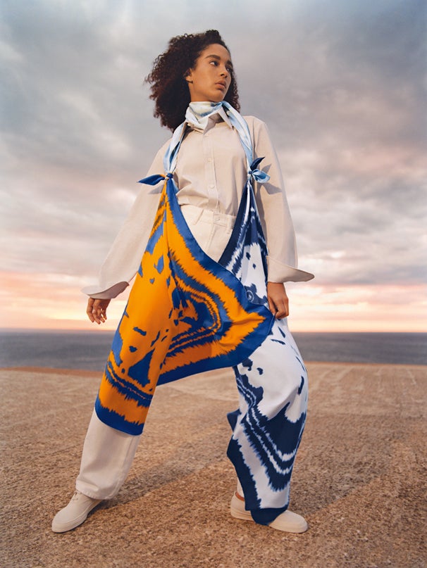 Un pañuelo de 90 cm y dos de 140 cm se combinan para hacer estas singulares polainas.