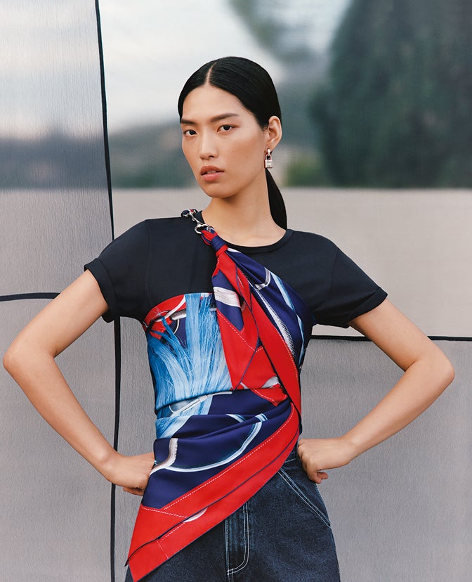 Como corsé: doblado en forma triangular y sacando los laterales (con imperdibles ocultos) para hacer el tirante.