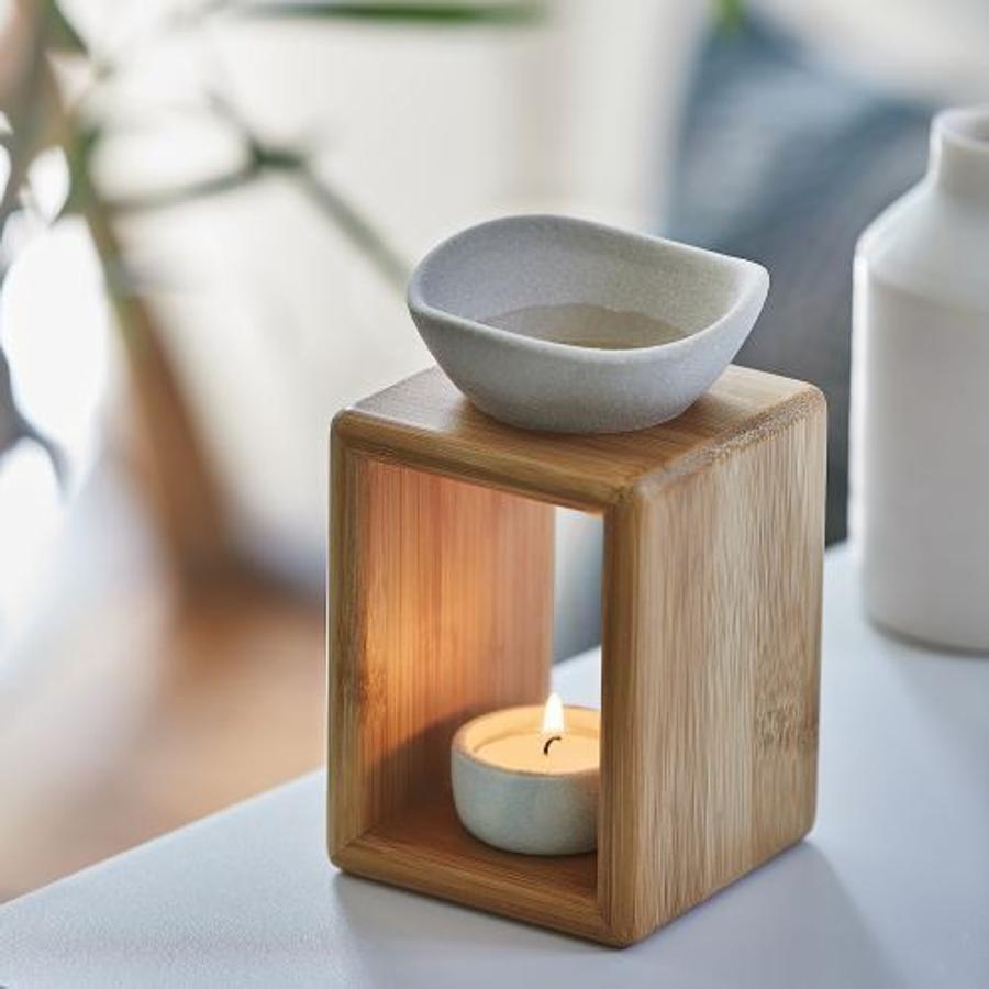 Siempre tiene la casa llena de velas, quemadores, incienso y ambientadores. ¿Podríamos decir que la casa siempre huele a algo diferente? En efecto. Por ello, ¿qué mejor forma de tener un detalle con ella? Este quemador de dos alturas puede ser una buena adquisición a la colección. De Nature & Découvertes, de venta en Fnac.