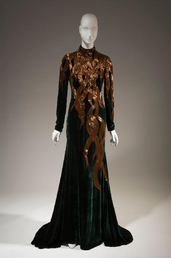 A través del buscador de la plataforma podemos encontrar las exhibiciones de nuestros modistos favoritos, y entre ellas hemos encontrado un editorial dedicado a uno de los mejores modistos británicos de todos los tiempos, Alexander McQueen. En él, además de descubrir los secretos de sus creaciones, podemos acceder a otro tipo de documentos y vídeos sobre los diseños de este artista inmortal.