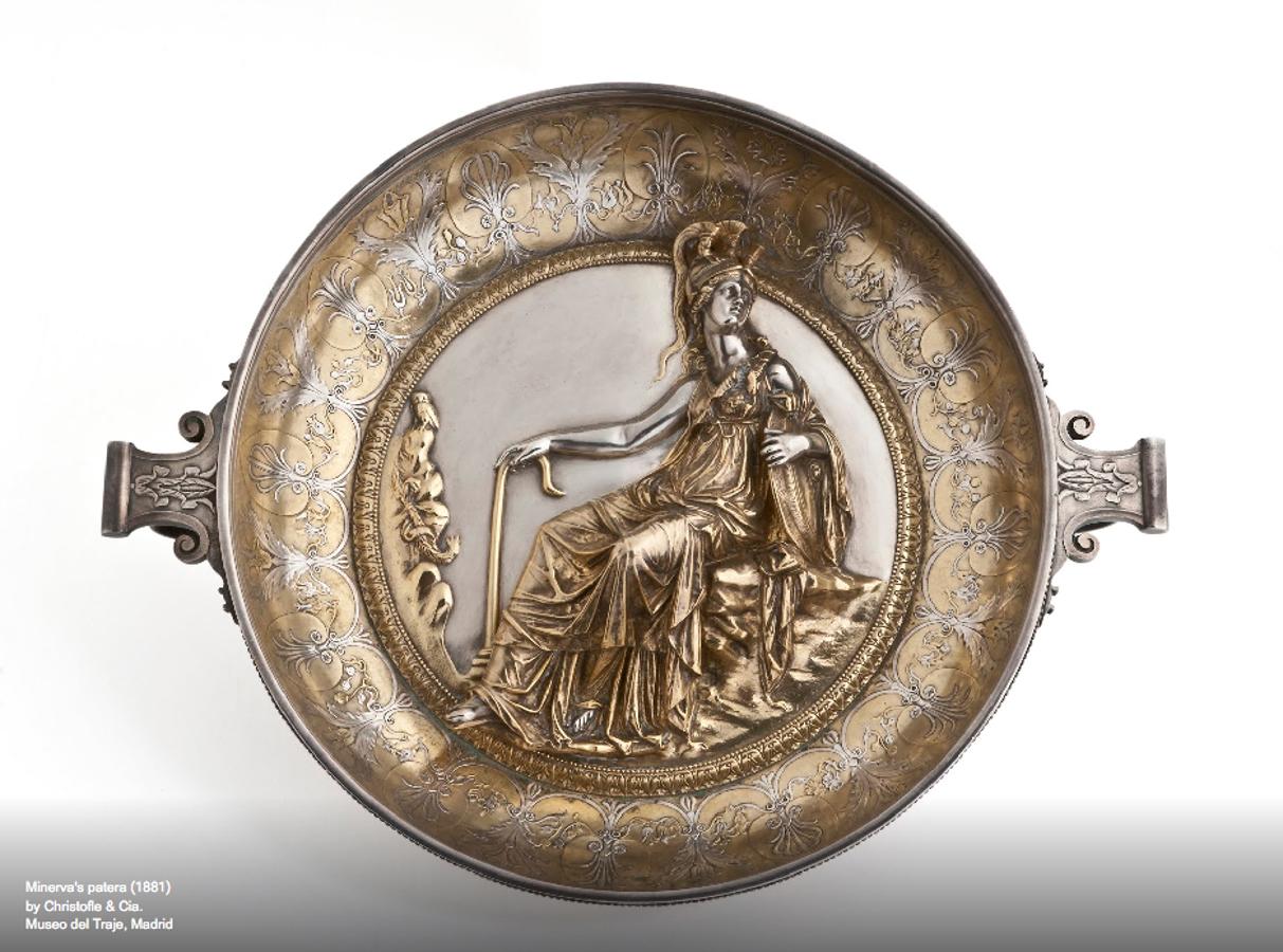 Entre las más cercanas nos encontramos la exposición que el Museo del Traje de Madrid le dedicó a Gianni Versace quince años después de su muerte. Una muestra en la que podemos disfrutar de algunas de sus prendas más icónicas, y conocer las inspiraciones que le llevaban a diseñar sus creaciones.