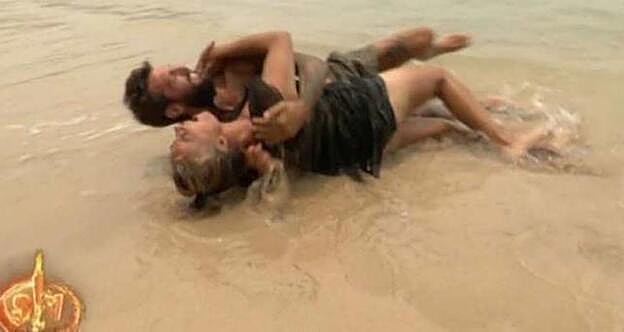 El revolcón de Ana María Aldón y Albert Barranco en 'Supervivientes 2020'.