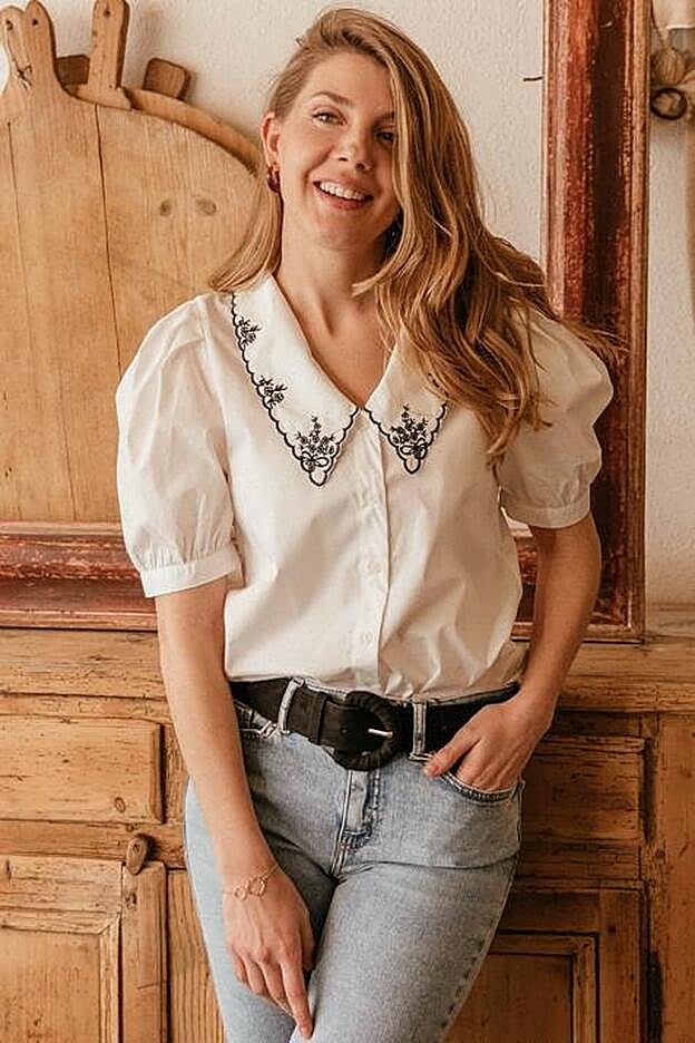 Puedes encontrar una versión de la blusa de Miu Miu en la firma Polin et Moi. Cuesta 45,95 euros.