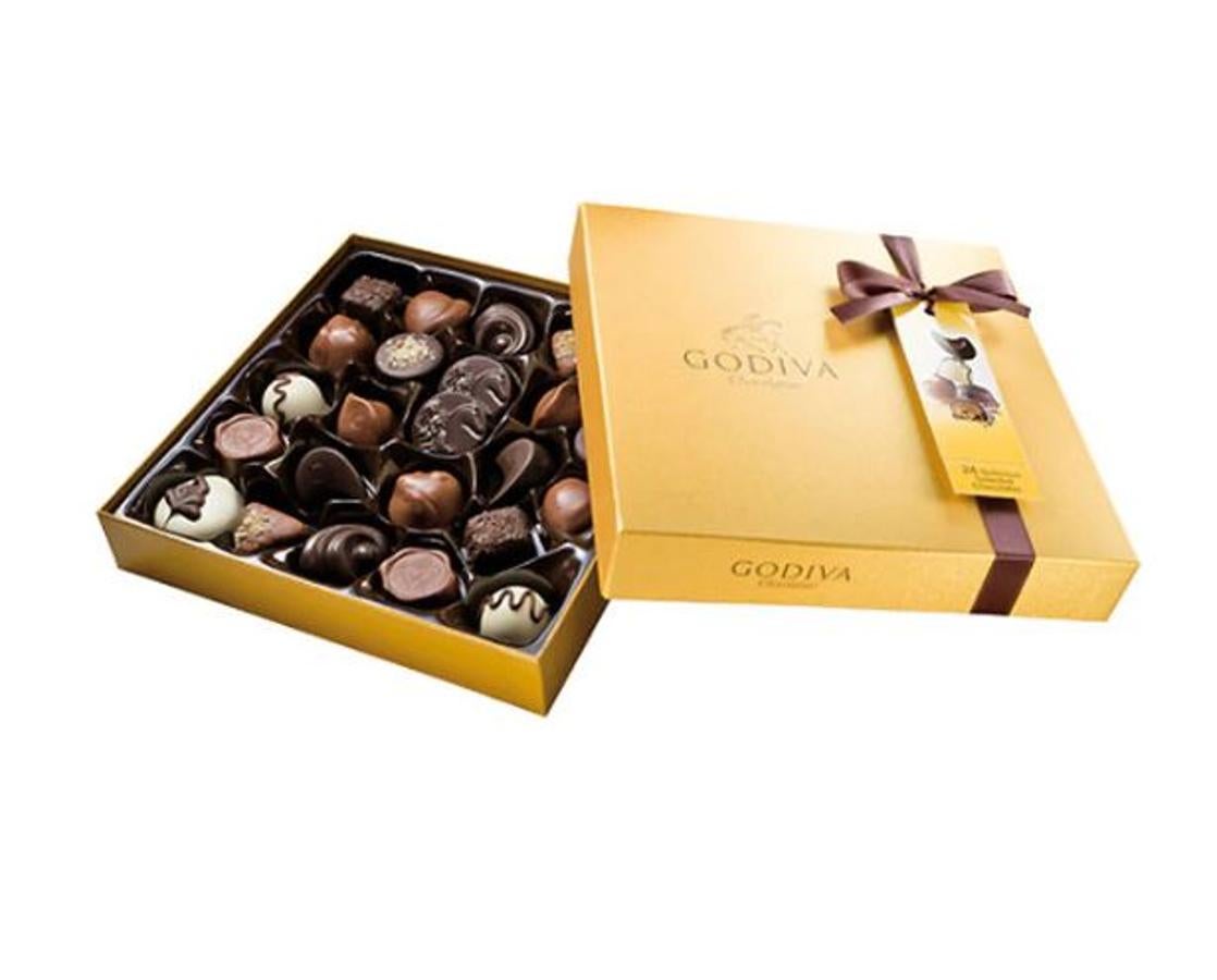 No puede vivir sin él. Lo come a todas horas y es su capricho favorito. ¡Nunca te equivocarás con una caja de bombones. Caja de bombones Godiva, de venta en El Corte Inglés.