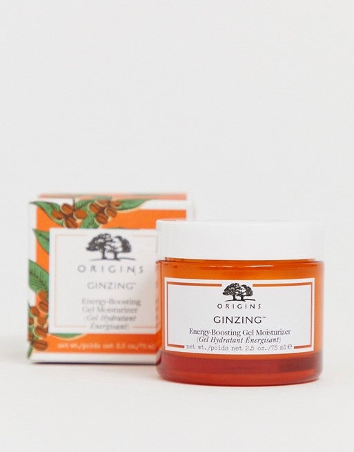 El verano se acerca y la mejor fórmula hidratante para combatirlo está en esta  crema en gel energizante GinZing de Origins  con ingredientes 100% naturales. (36 euros). Actúa sobre la piel apagada y la ilumina al instante. Se puede aplicar día y noche y es apta para todo tipo de pieles. ¿Qué más le podemos pedir?