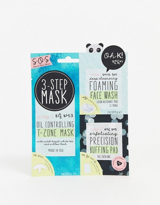 Si nunca has probado la cosmética coreana es el momento de hacerlo. Que su packaging no te engañe. Esta  mascarilla facial anti blemish  elimina cualquier imperfección en tres pasos: limpiar, exfoliar e hidratar. Es de la firma Oh K!, cuesta 7,50 euros y puedes conseguirla en Asos.