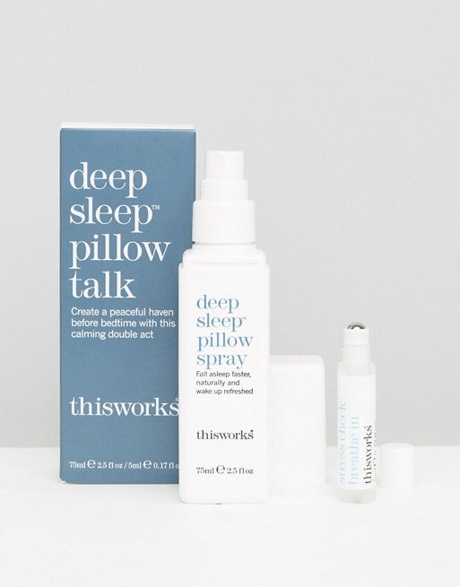 Si el confinamiento te está robando las horas de sueño, prueba este spray relajante  Deep Sleep Pillow Talk de This Works  para la almohada con aceites esenciales que te prepara para dormir como un bebé toda la noche y despertar con buena cara por la mañana. (34,99 euros).