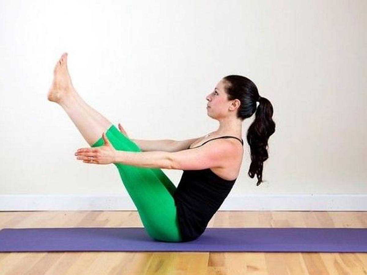 Es un trabajo intenso para los abdominales y la espalda. l equilibrio es primordial y es una de las posturas más indicadas para el trabajo del core pero también para proteger las lumbares Comienza sentada en el suelo con las piernas flexionadas hacia adelante paralelas al suelo (brazos también paralelos al suelo) y mantén la espalda recta. Cuando consigas mantener el equilibrio estira las piernas y aguanta 30 segundos. Repite varias veces.