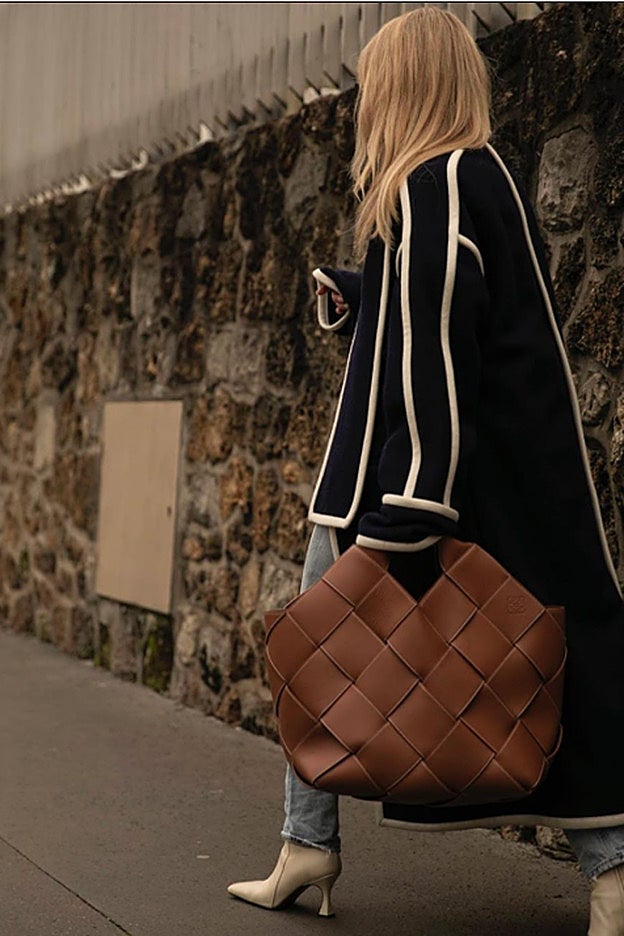 Un maravilloso diseño de Loewe que cita la tendencia trenzado.