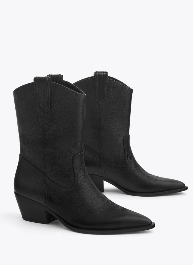 Botines de estilo cowboy en piel troquelda, de los Special Prices de Uterqüe (90,30 euros).