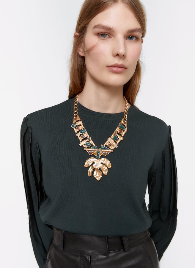 Collar armado con hoja, todo en un dorado mate, de los Special Prices de Uterqüe (41,30 euros):