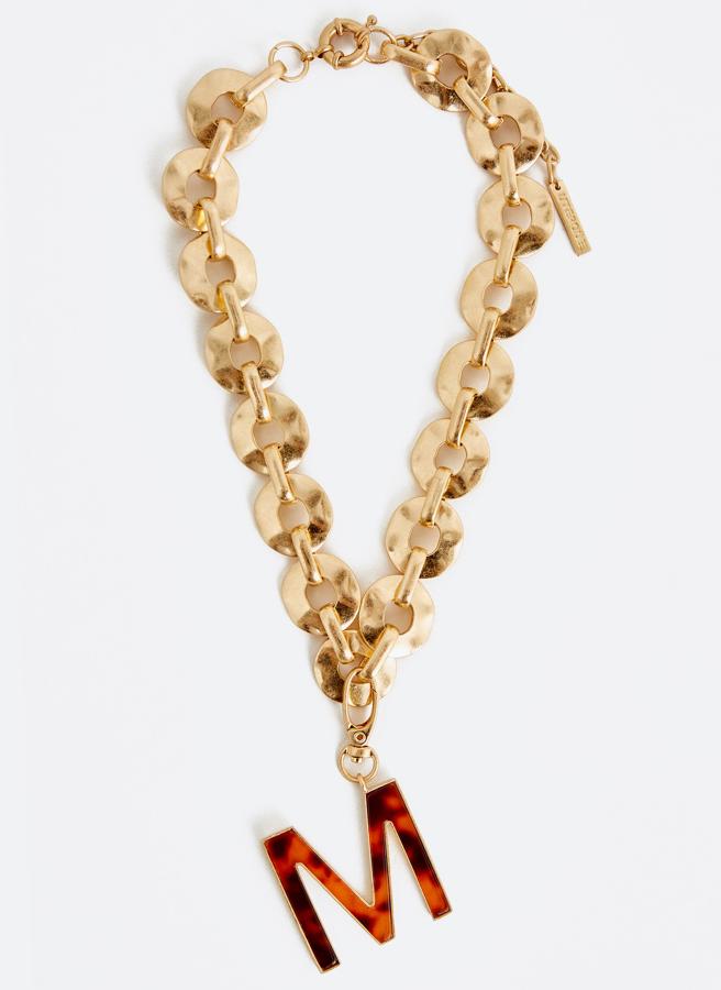 Colgante de cadena guesa con inicial en carey, de los Special Prices de Uterqüe (41,30 euros):