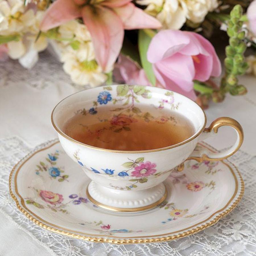 Si tu madre no puede vivir sin el té de las cinco, tenemos la solución perfecta. La tienda del té, de Beatriz Parreño, propone regalarle para este día tan especial creaciones diferentes. Un viaje sensorial comprimido en una taza de té con composciones clásicas como el té verde o el té rojo, pero con toques diferentes con sus mezclas exclusivas con ositos de gominola o naranja. Encontrarás toda la información para realizar pedidos en su cuenta de Instagram @beatriz.parrenoponce.